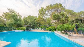 Piscine extérieure, chaises longues