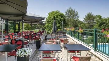 Déjeuner et dîner servis sur place, vue sur la piscine