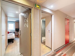 1 kamar tidur, meja kerja, kedap suara, dan setrika/meja setrika