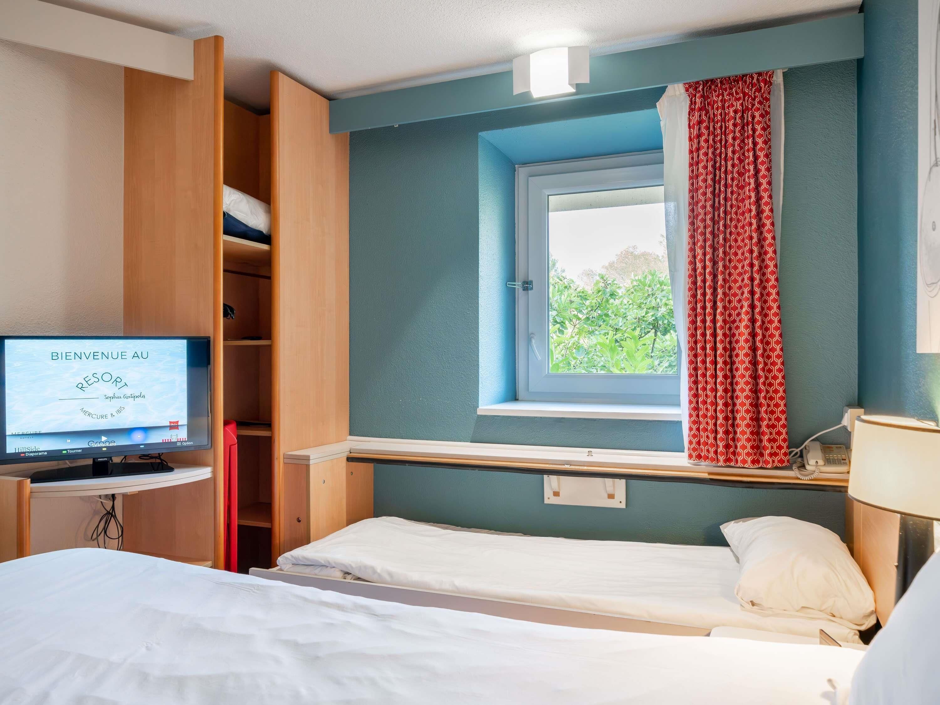 Chambre Triple 2 adultes et 1 enfant (lit simple enfant jusque 12ans) | Escritorio, insonorización, tabla de planchar con plancha y wifi gratis 