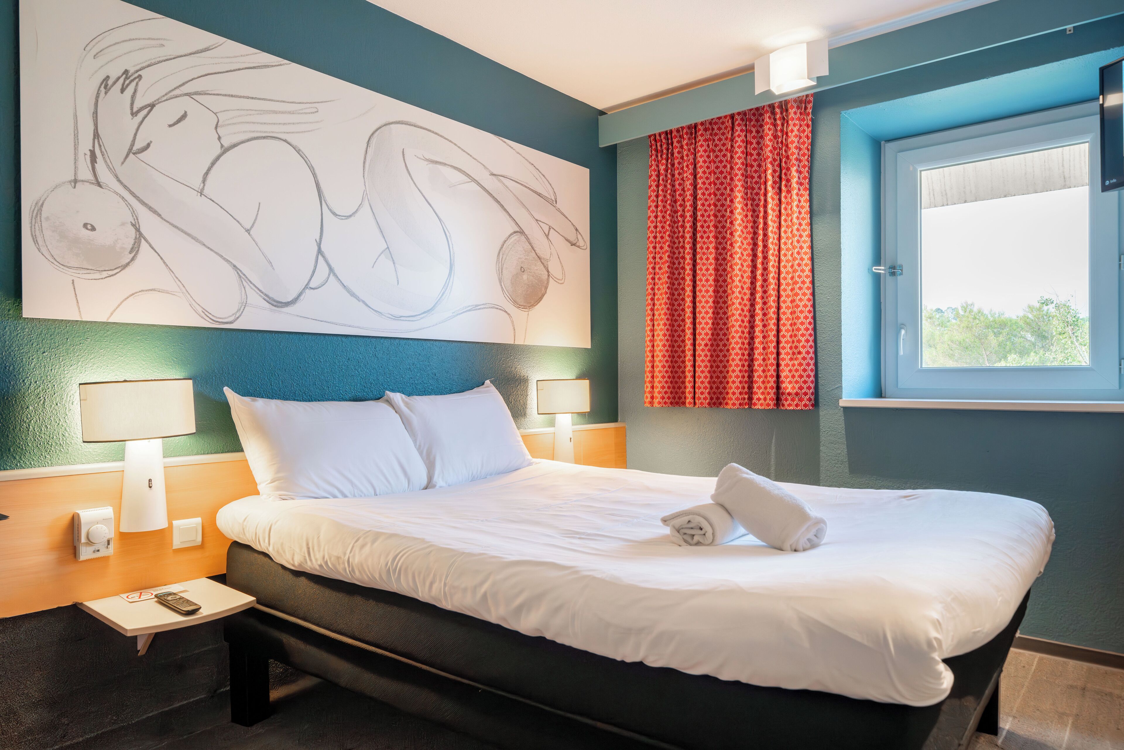 Desk, soundproofing, iron/ironing board, free WiFi