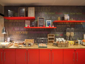Desayuno buffet (EUR 14 por persona) 