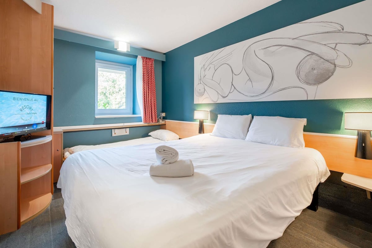 Chambre Triple 2 adultes et 1 enfant (lit simple enfant jusque 12ans) | Desk, soundproofing, iron/ironing board, free WiFi
