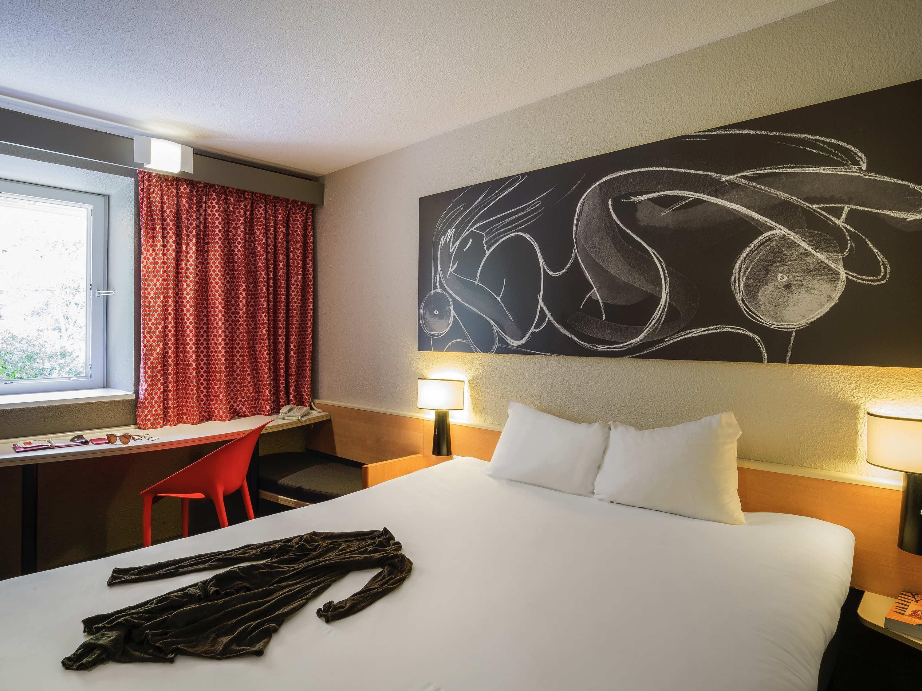 Standard Room, 2 Single Beds | Desk, soundproofing, iron/ironing board, free WiFi
