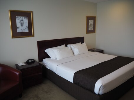 Superior Room, 1 King Bed. Fountainside Hotel