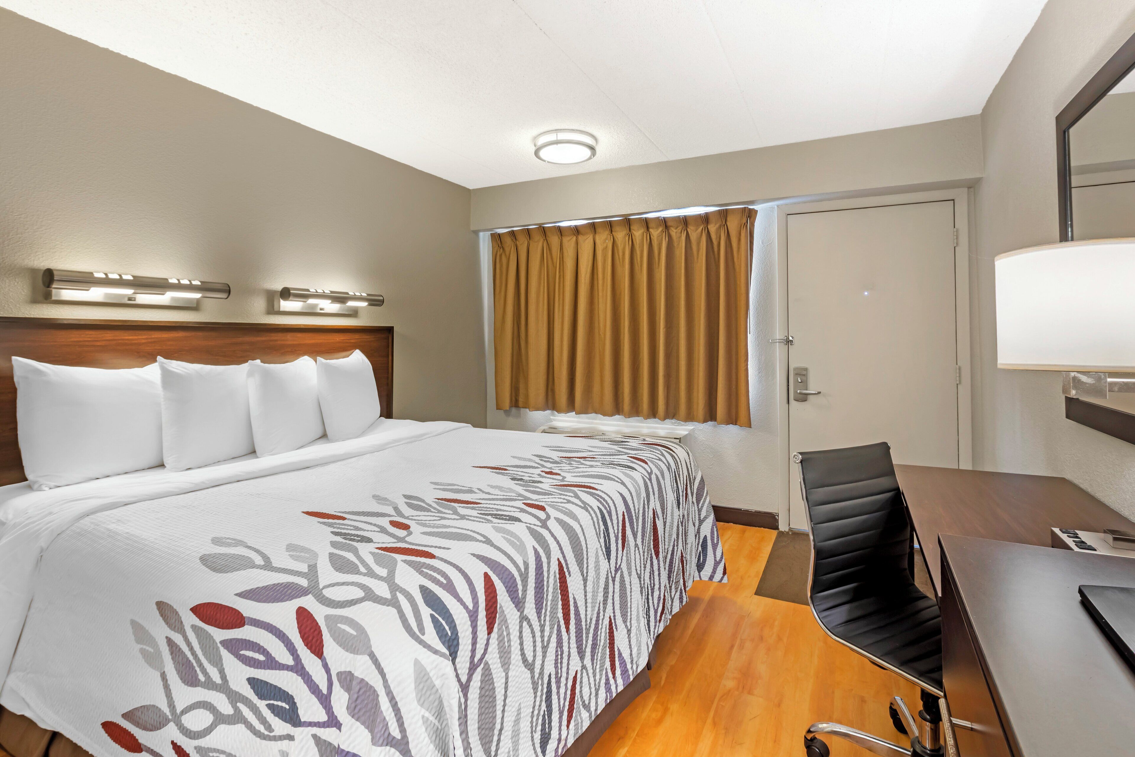 Standard Room, 1 King Bed, Non Smoking | In-room safe, desk, blackout curtains, free cots/infant beds