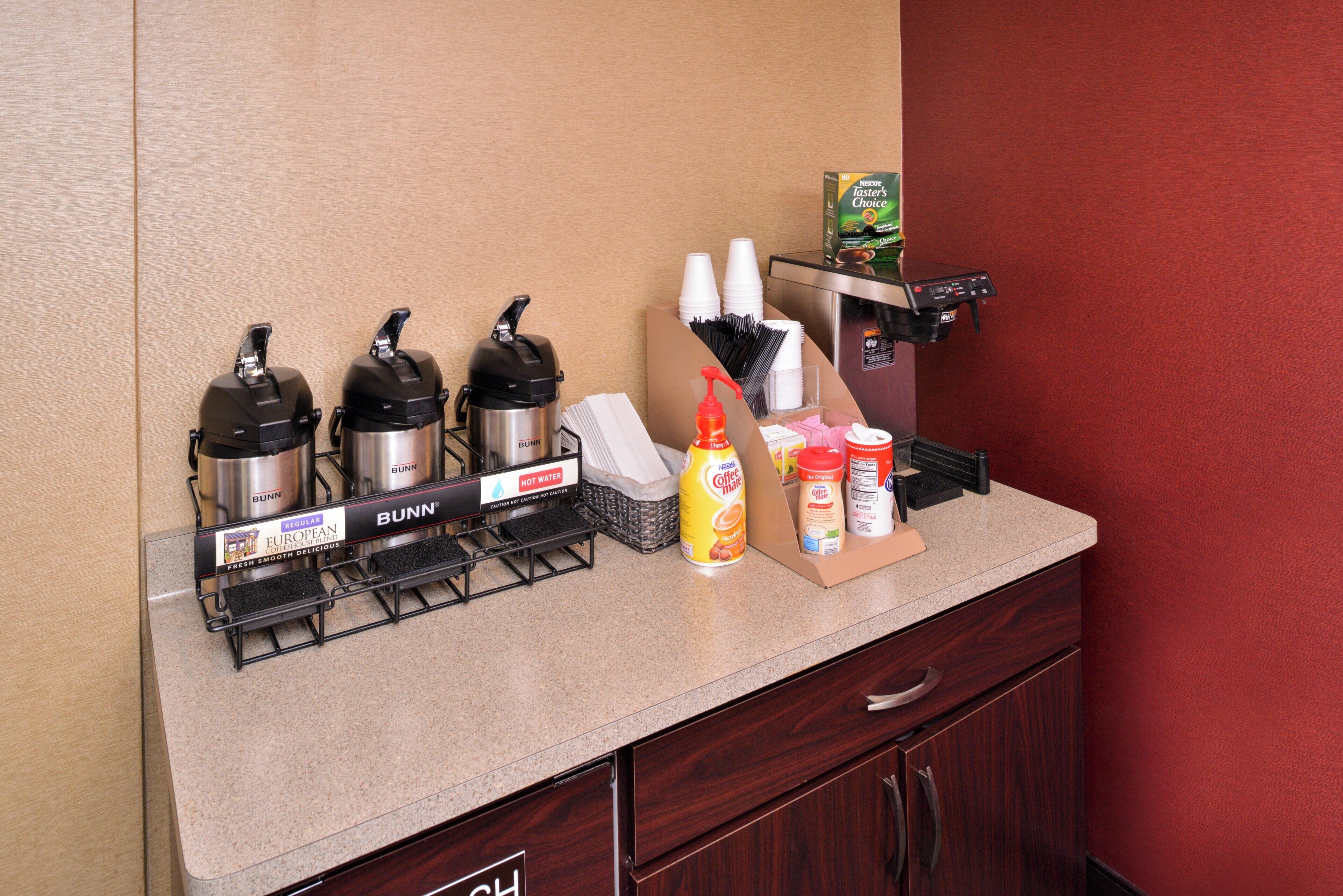 Un espace de libre-service où l’on peut se servir des boissons, avec des machines à café Bunn, de l’eau chaude et des condiments.