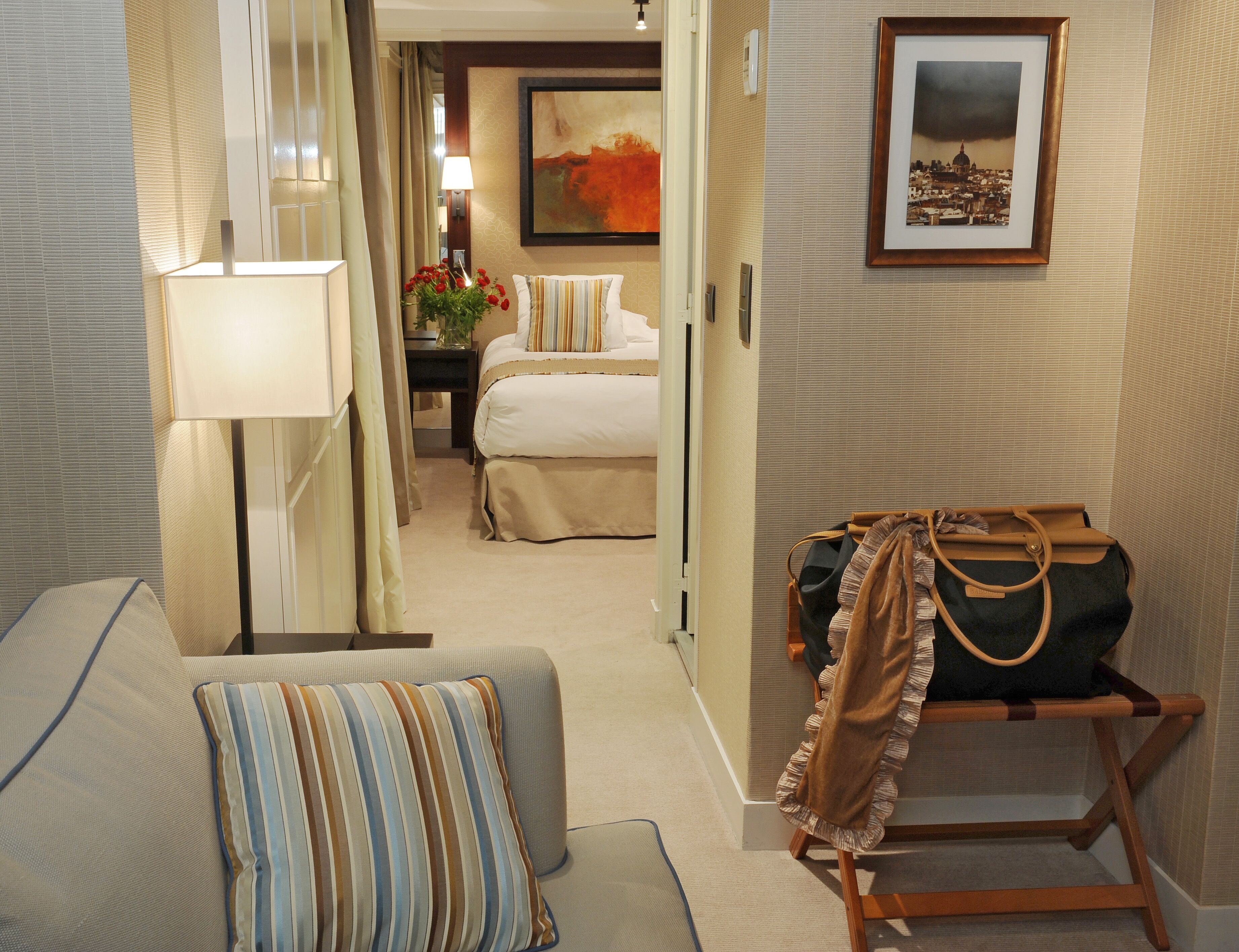 deluxe double room single use | living area | flat-screen tv