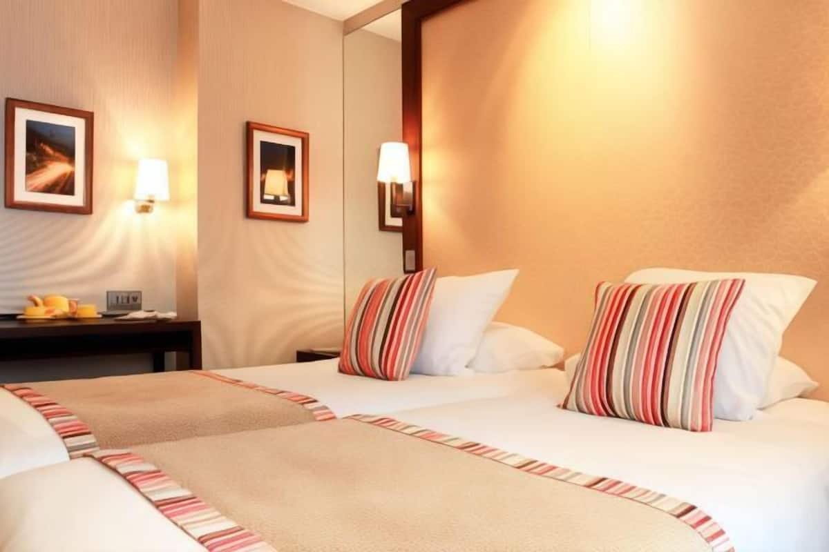 Premium bedding, Select Comfort beds, free minibar, in-room safe