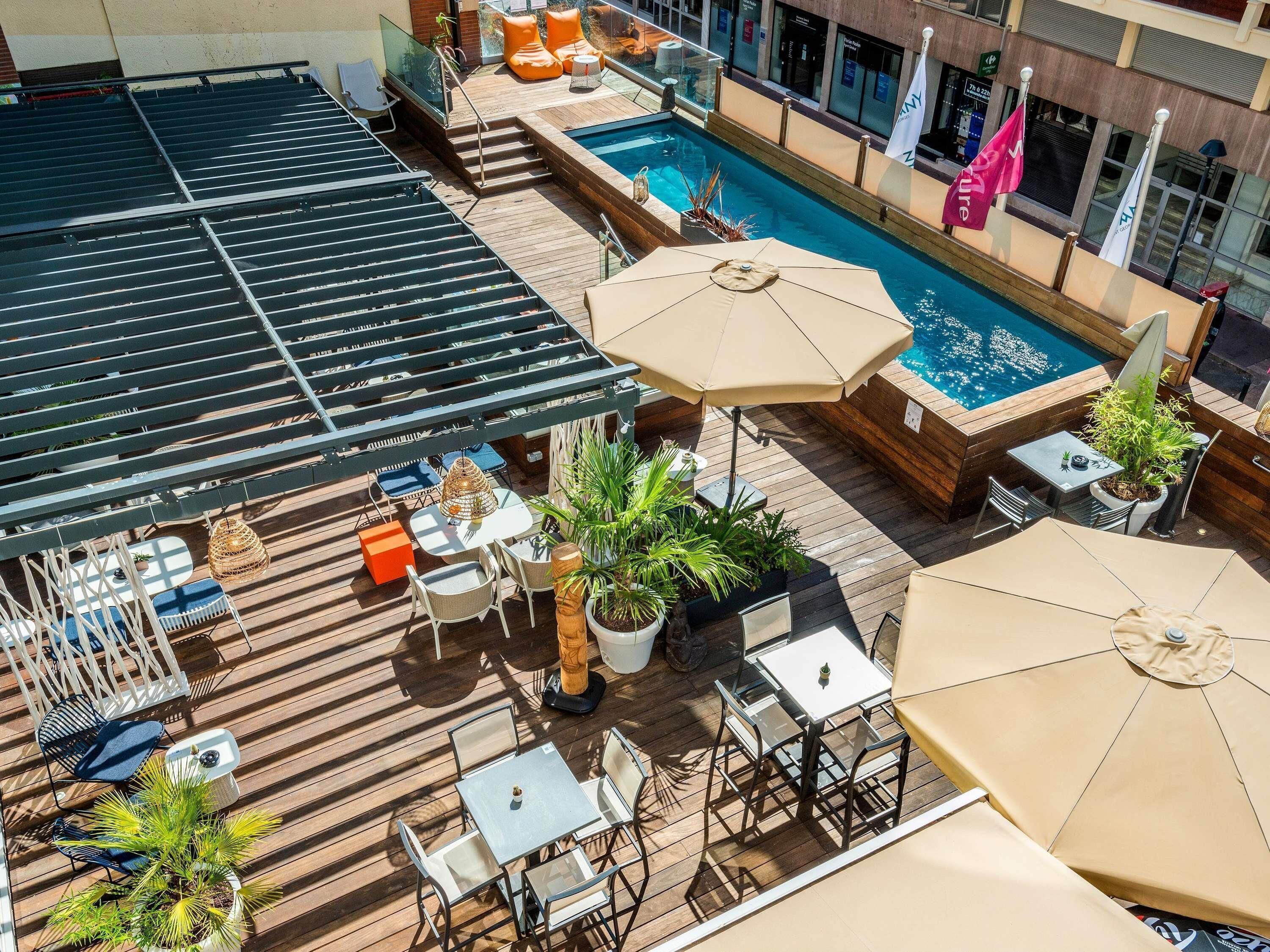 Seasonal outdoor pool, open 9:00 AM to 7:00 PM, pool umbrellas