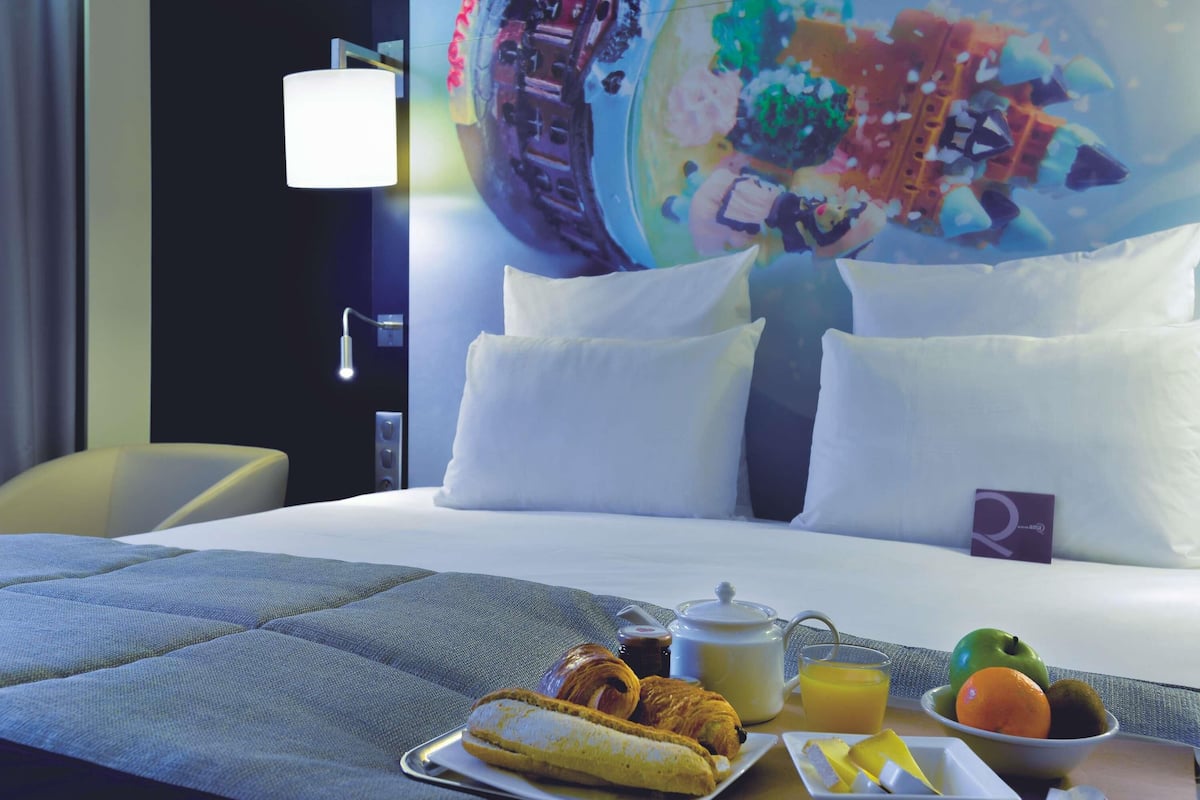 Minibar, värdeförvaringsskåp på rummet och arbetsyta för laptop