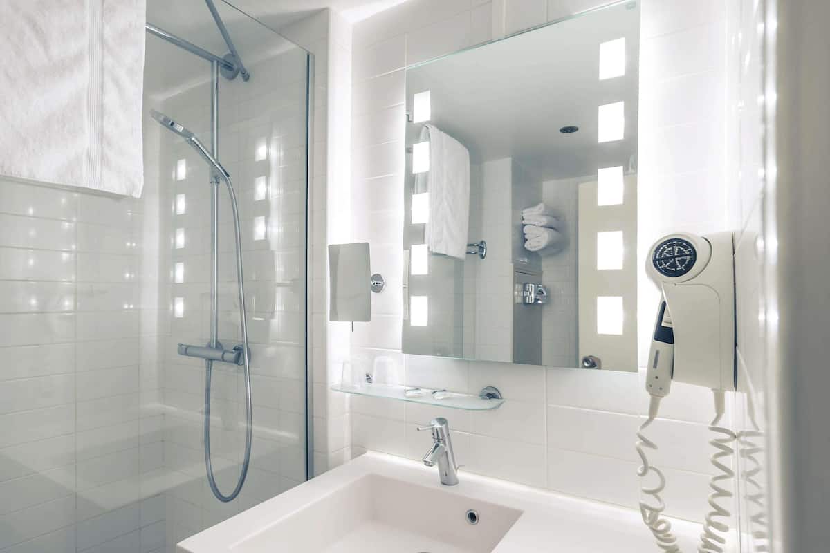 minibar, in-room safe, laptop workspace, blackout curtains