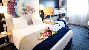 A hotel room with a large bed, a bunk bed, a desk with a lamp, a phone, and a painting on the wall. - Mercure Toulouse Centre Saint-Georges Hotel (Toulouse)