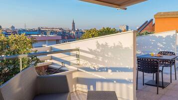 Een minibar, een kluis op de kamer, een laptopwerkplek