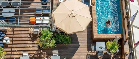 Piscine extérieure (ouverte en saison), parasols de plage