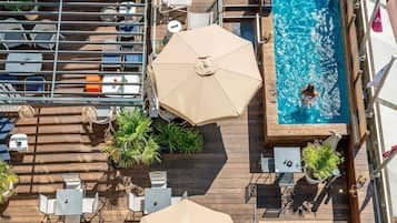 Piscina externa sazonal, funciona das 9h às 19h, guarda-sóis