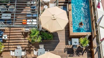 Piscina externa sazonal, funciona das 9h às 19h, guarda-sóis