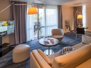 Minibar, in-room safe, laptop workspace, blackout drapes