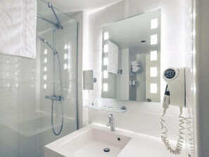 Minibar, in-room safe, laptop workspace, blackout curtains - Mercure Toulouse Centre Saint-Georges Hotel (Toulouse)