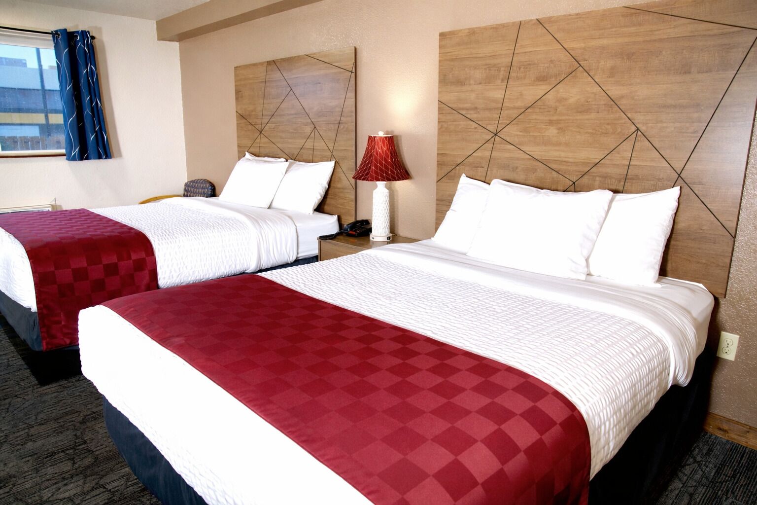 Bureau, rideaux occultants, fer et planche à repasser