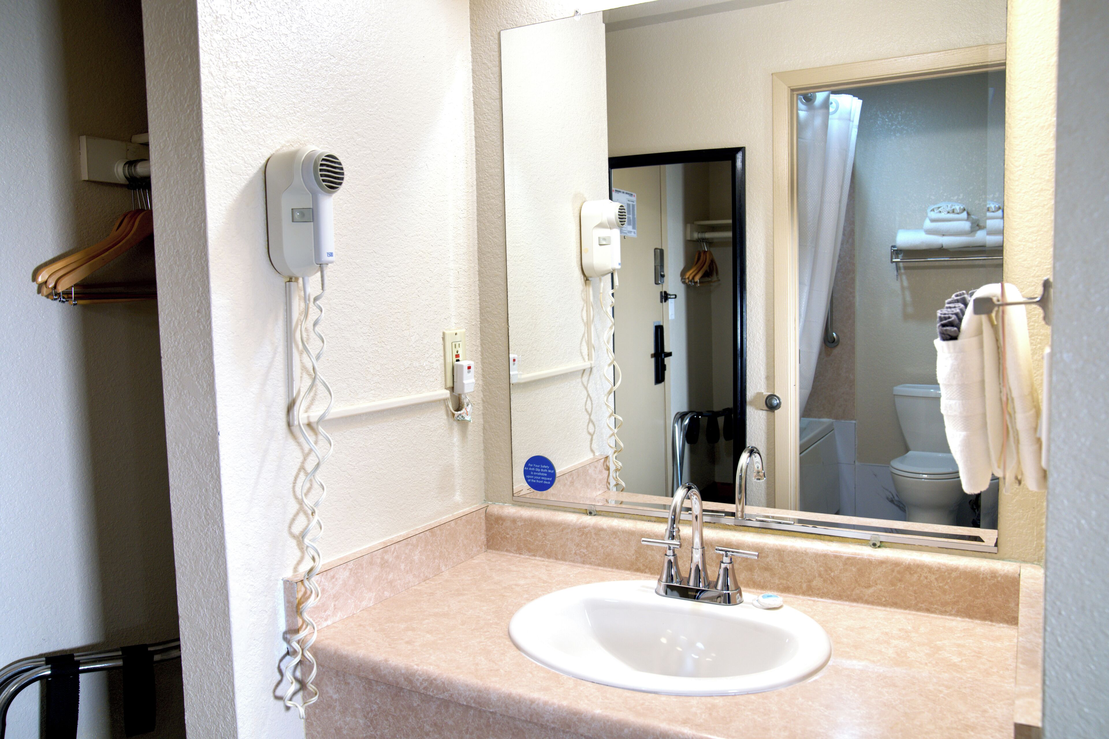 Photo - Americas Best Value Inn Lynnwood