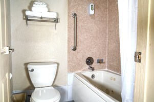 Combined shower/tub, free toiletries, hair dryer, towels