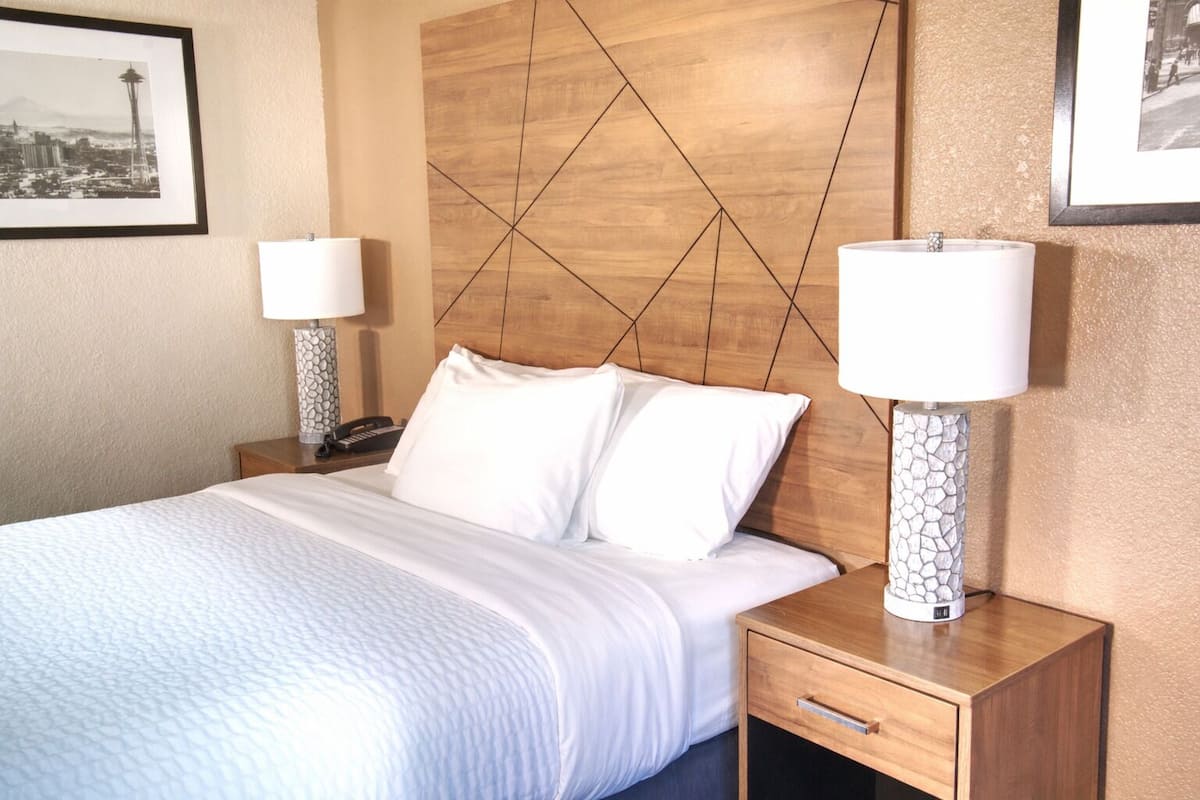 Rom, 1 queensize-seng, ikke-røyk | Skrivebord, blendingsgardiner og strykejern/-brett