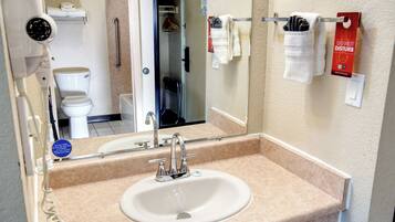 Combined shower/tub, free toiletries, hair dryer, towels