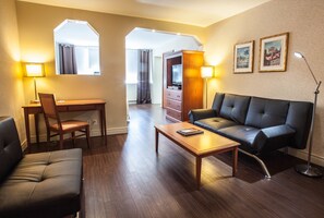 Suite junior, 1 habitación | Área de sala de estar | Televisión LED de 40 pulgadas con canales por cable y televisión 