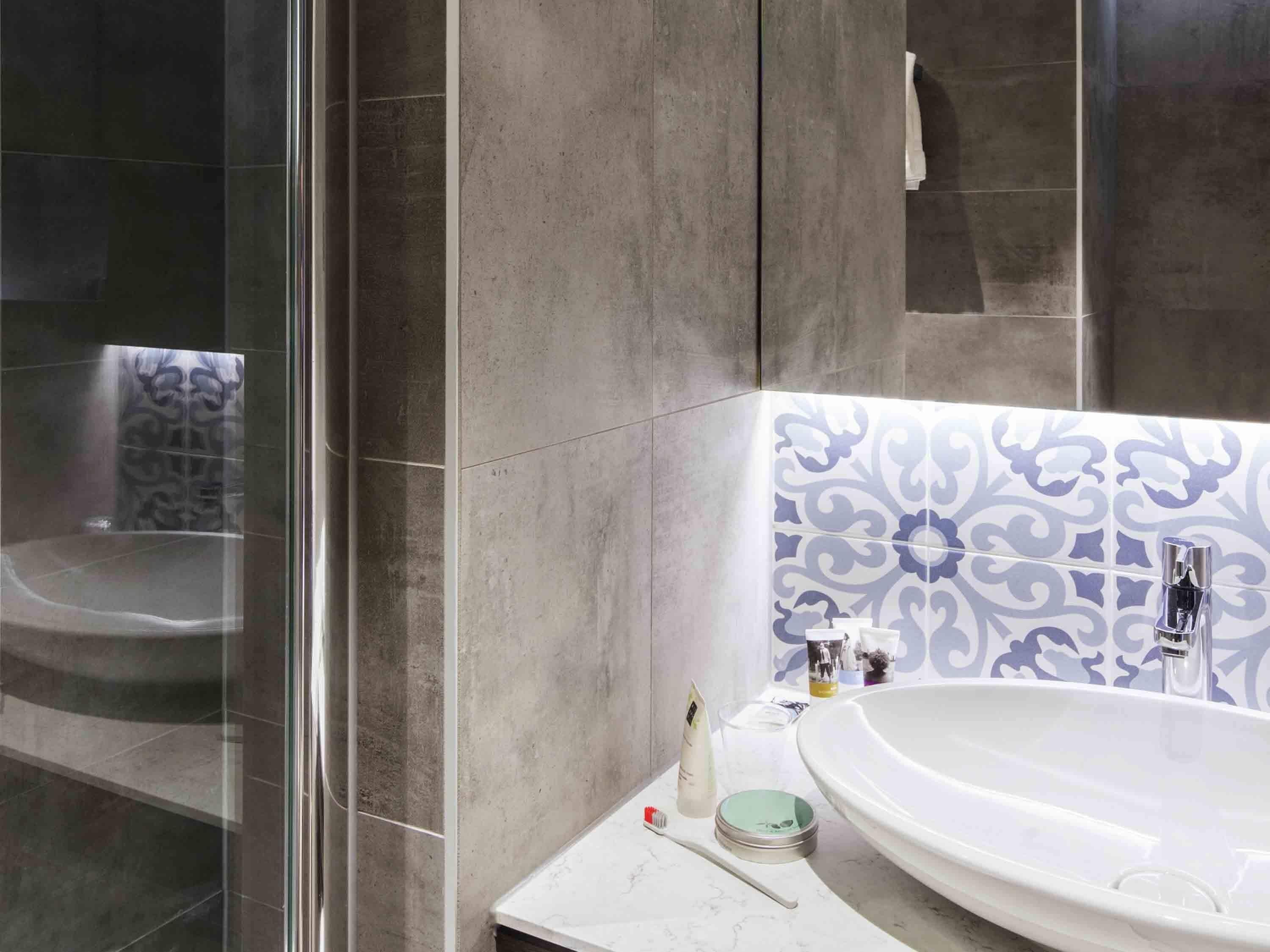 淋浴/浴缸二合一、環保盥洗用品、吹風機、毛巾