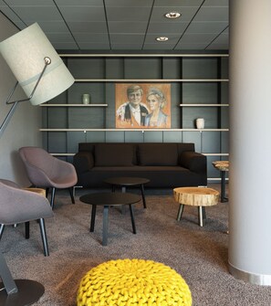 Coin salon dans le hall