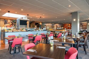 Tägliches Frühstücksbuffet (26.00 EUR pro Person)