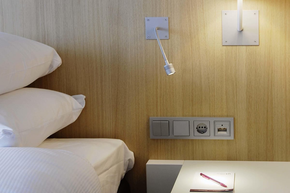 Brankas, meja kerja, ruang kerja ramah laptop, dan tirai kedap cahaya