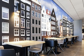 Lunch and dinner served, international cuisine