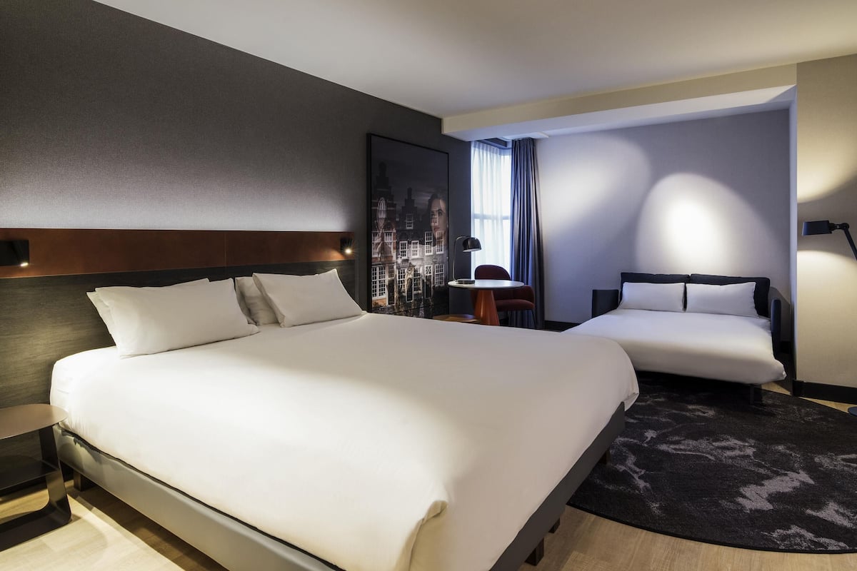 Neljän hengen huone, 1 parisänky ja vuodesohva (Privilege) | Tallelokero huoneessa, työpöytä