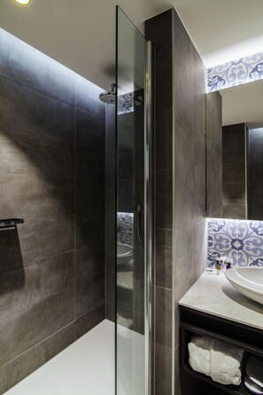 Chuveiro/banheira combinados, produtos de toalete biodegradáveis