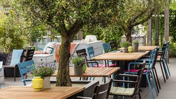 Lunch and dinner served, international cuisine