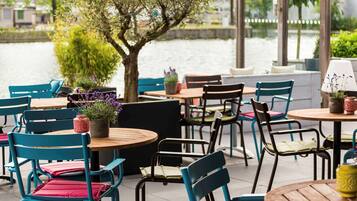 Serveert lunch en diner, internationale gerechten