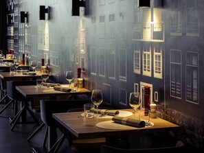 Ein Restaurant mit gedeckten Tischen, jeder Tisch mit einem Weinglas und einer Serviette.