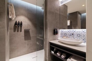 Een bad/douchecombinatie, milieuvriendelijke toiletartikelen