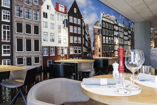 Lunch and dinner served, international cuisine