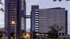 A modern hotel with a prominent vertical sign and a large building facade. - Mercure Amsterdam City (Amsterdam)