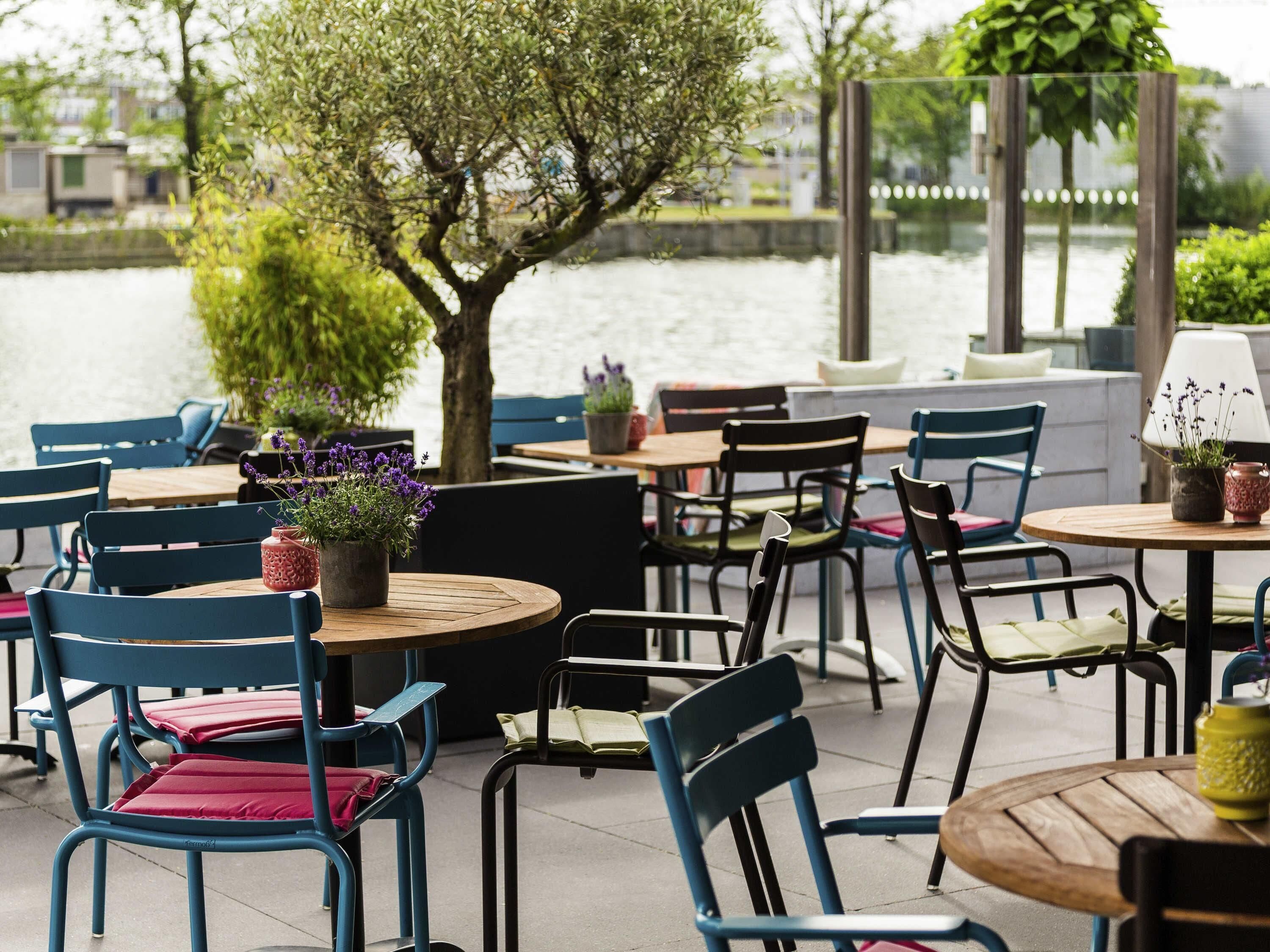 Serveert lunch en diner, internationale gerechten