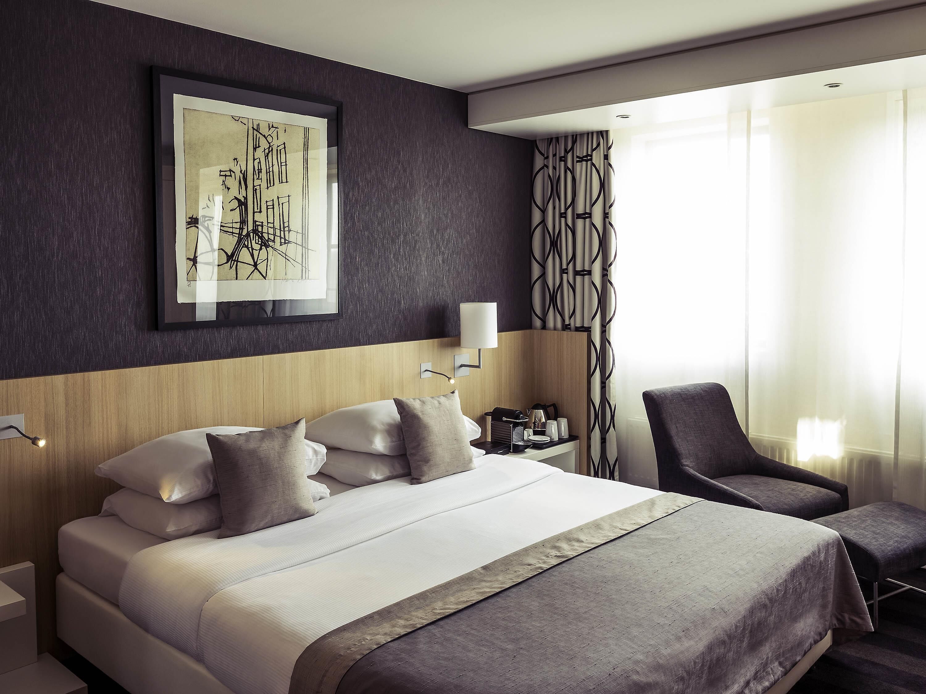 Een kluis op de kamer, een bureau, een laptopwerkplek