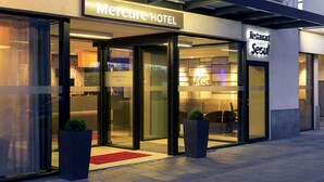 The exterior of Mercure Hotel with a restaurant named 'Restaurant Seoul' adjacent to it. - Mercure München City Schwabing (Munich)