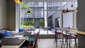 Desayuno buffet todos los días (EUR 22 por persona)