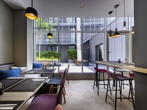 Se ofrece un desayuno bufé (22 EUR por persona)