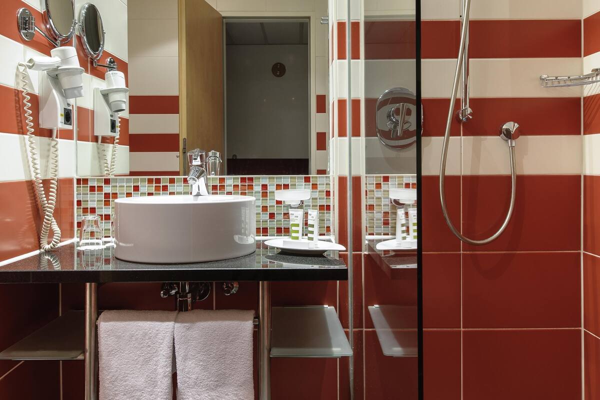 Een kluis op de kamer, verduisterende gordijnen, geluiddichte muren