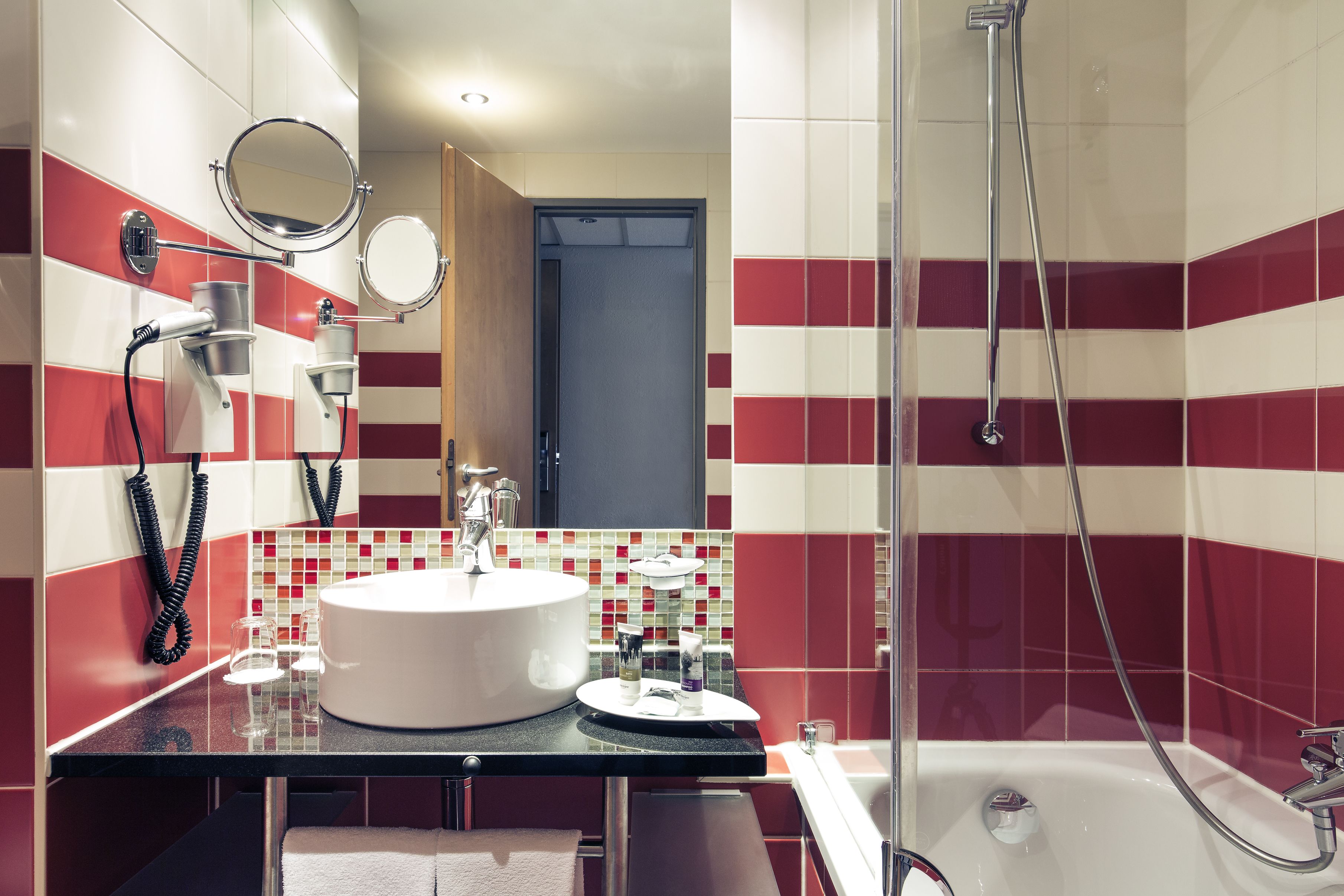 Kahden hengen standard-huone, 1 parisänky | Kylpyhuone | Ympäristöystävälliset hygieniatuotteet, hiustenkuivaaja, pyyhkeet