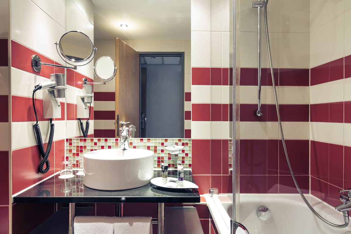 Kahden hengen standard-huone, 1 parisänky | Kylpyhuone | Ympäristöystävälliset hygieniatuotteet, hiustenkuivaaja, pyyhkeet